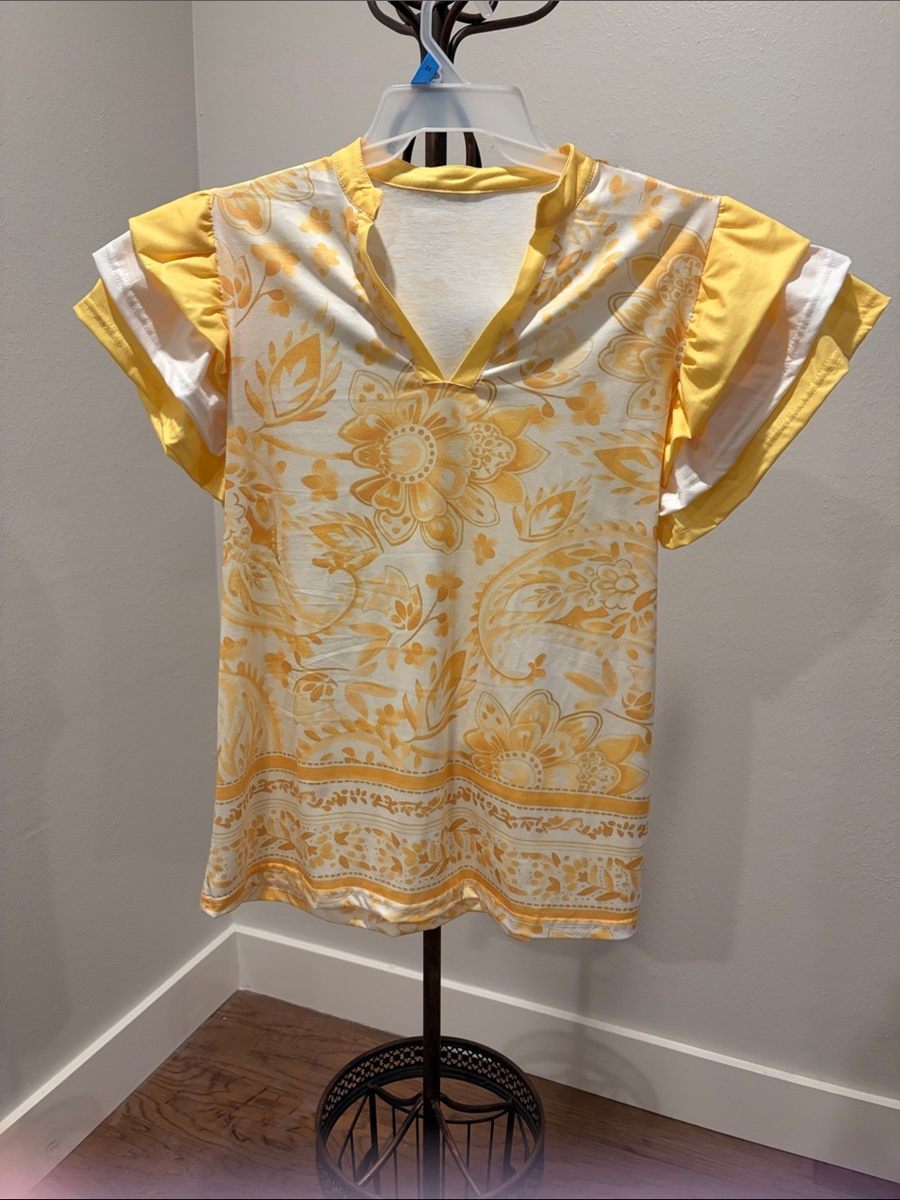 SHEIN Yellow and White Floral V-Neck Short Sleeve Top
